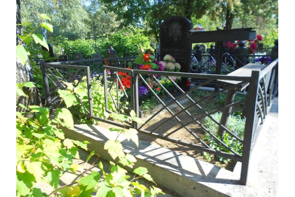 Сварная ограда на кладбище