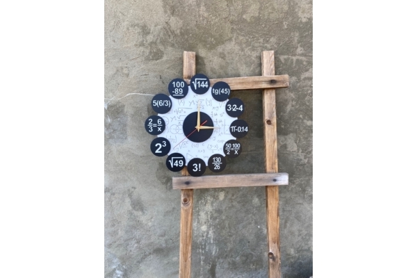 Часы из дерева для учителя математики белые