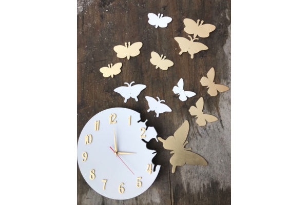 Часы из дерева с бабочками