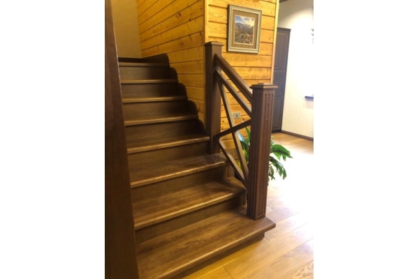 Лестница деревянная  массив дуба