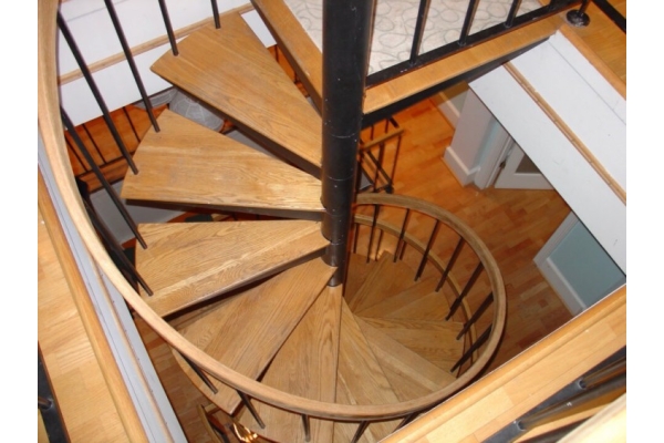 Винтовая деревянная лестница на второй этаж