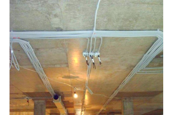 Монтаж открытой электропроводки по потолку 