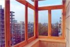 Остекление балконов деревянными окнами из лиственницы 