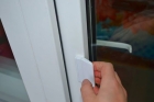 Установить «ручку-лепесток» пластик на балконную дверь