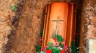 Спуск гроба с телом с этажа до могилы, закопка могилы, установка креста 