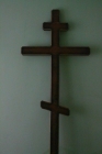 Крест сосновый на кладбище простой