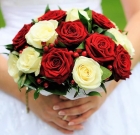 Свадебный букет из красных и белых роз