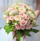 Свадебный букет из нежно-розовых кустовых роз