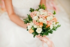 Свадебный букет из белых и персиковых кустовых роз