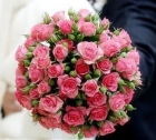 Свадебный букет из розовых кустовых роз