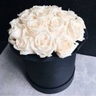 Букет белых роз с доставкой в шляпной коробке