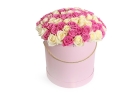 Букет из кремовых и розовых роз в шляпной коробке