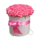 Букет из ярко-розовых роз в шляпной коробке