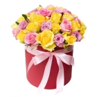 Букет нежно-розовых и желтых роз в шляпной коробке