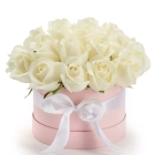 Букет кремово-белые розы в шляпной коробке