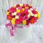 Доставка букета из разноцветных роз в шляпной коробке