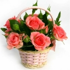 Букет розово-персиковых роз в корзинке