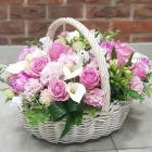 Букет розовых роз и гвоздик в корзине