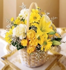 Букет с доставкой желтые хризантемы и лилии в корзине