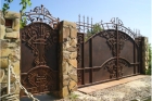 Высокие кованые ворота с калиткой