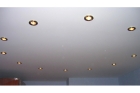Натяжной потолок тканевый с точечными светильниками