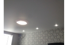 Натяжной потолок сатиновый с точечными светильниками