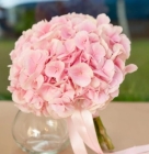 Розовый свадебный букет из гортензий
