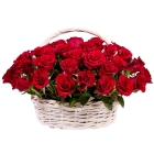 Букет красных роз в корзине
