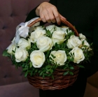 Букет белых роз в корзине